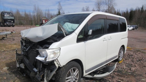NISSAN SERENA 2,0BE